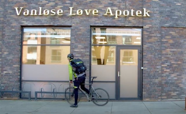Vanløse Løve Apotek med cykelbud fra Bring