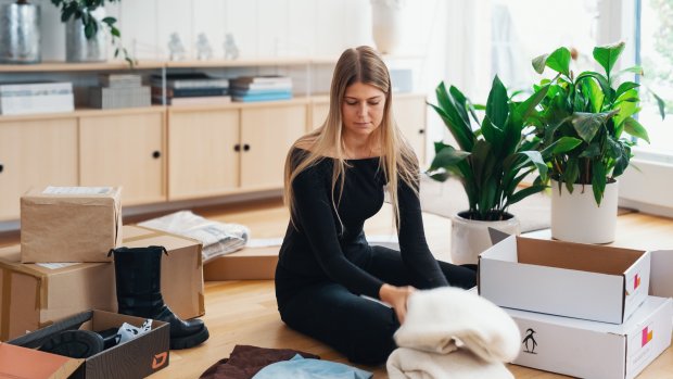 Kvinde har bestilt tøj online