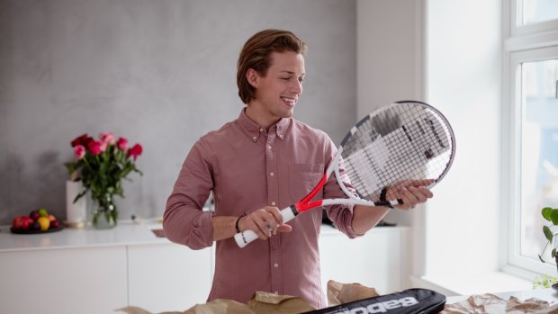 Mand med tennisracket