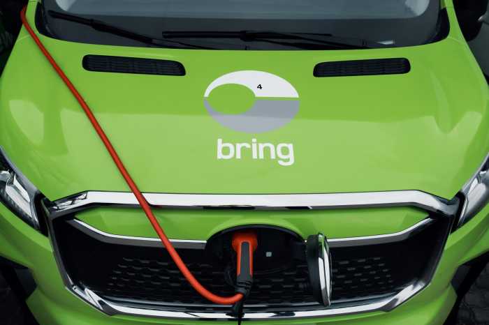 Bringbil oplades i terminalen