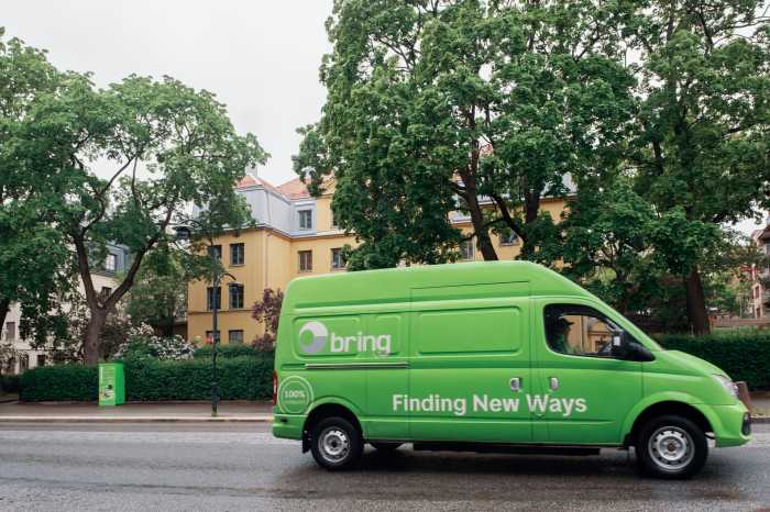 En varevogn og en pakkeboks