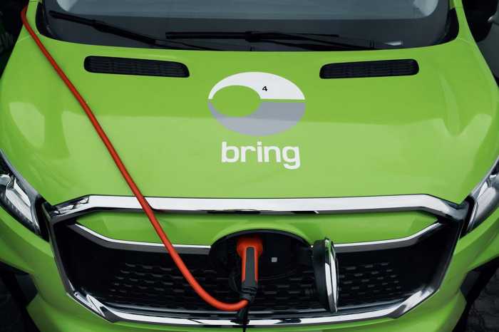 Et nærbillede af en emhætte af en elektrisk Bringbil, der oplades