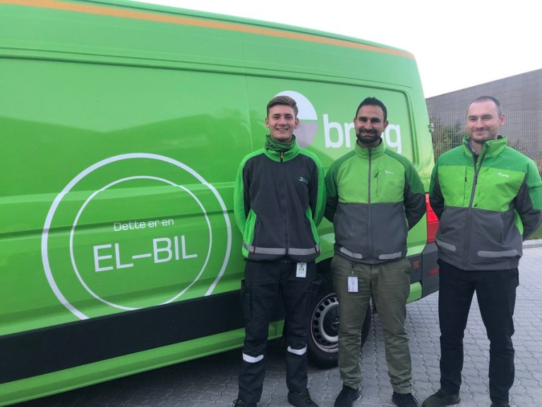 Mathias Bencke, Aslan Celik, Kasper Merrald i Bring ved siden af ​​elbil