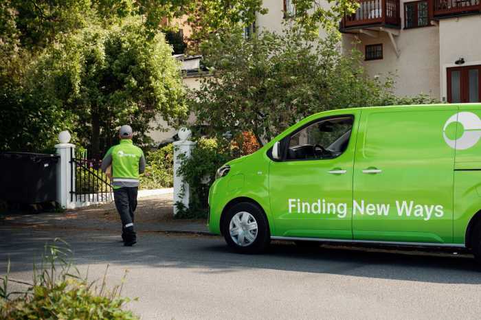 En chauffør fra Bring leverer en hjemmelevering uden for et hus