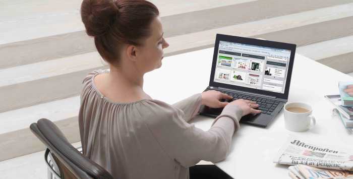 Kvinde med computer og en kaffekop