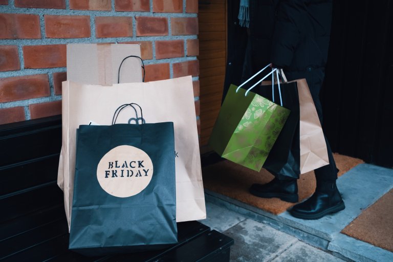 Flere tasker med Black Friday skrevet på