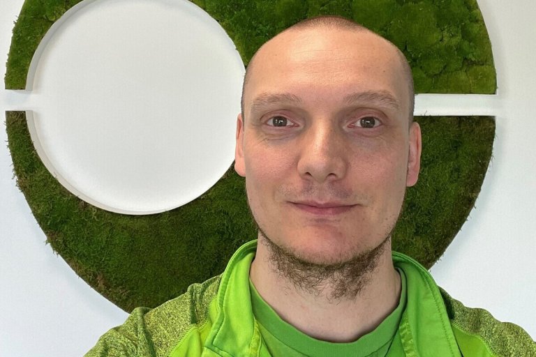 Mann foran Bring logo