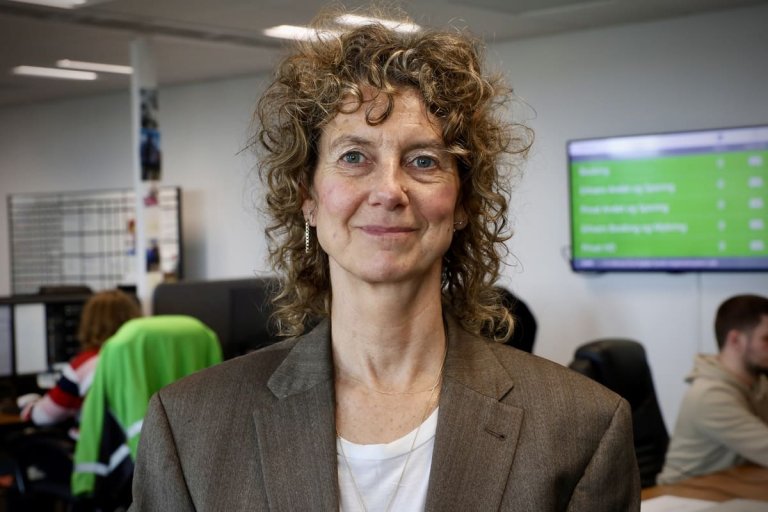 Cecilia Serednicka med kundeservicemedarbejdere i baggrunden, som sidder ved deres skærme