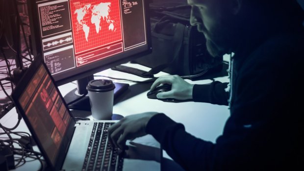 Mand foran computerskærme
