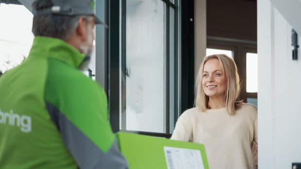 Bringbud leverer grøn pakke til kvinde