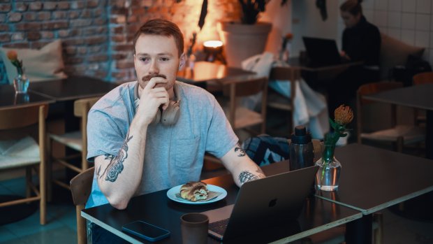 Studerende med pc i café