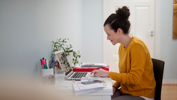 Ung pige sidder og shopper online