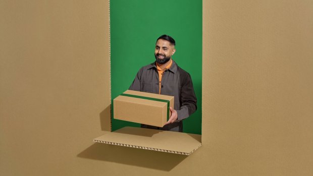 Mand med pakke i pakkeshop