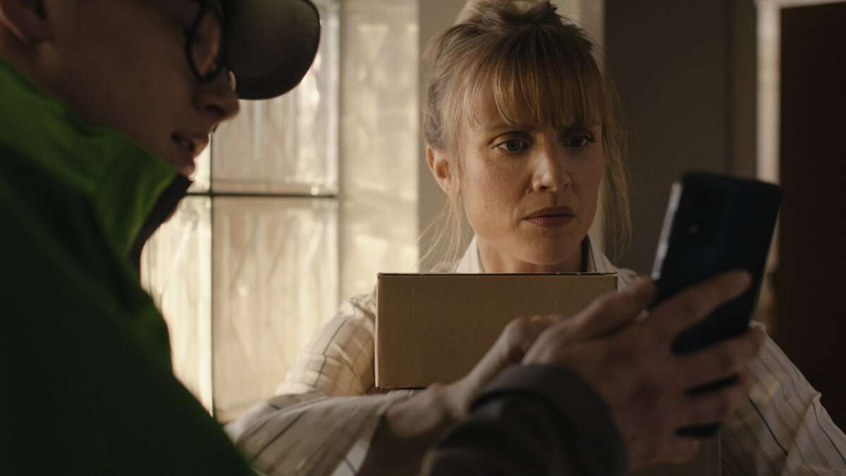 Kvinnan tittar på Bring appen på en mobil