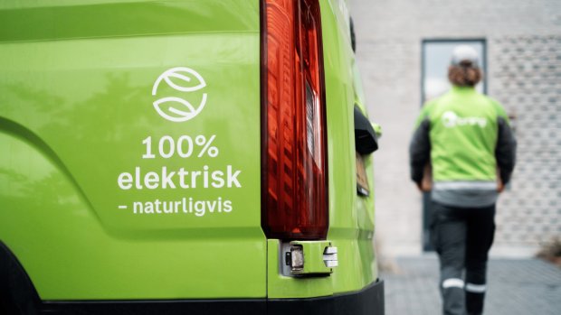 Et zoomet billede af en del af en Bringbil, hvor der står 100% elektrisk – naturligvis