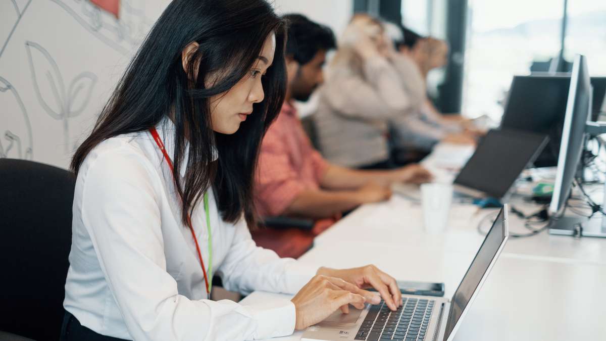 Folk der arbejder på pc'er på et kontor