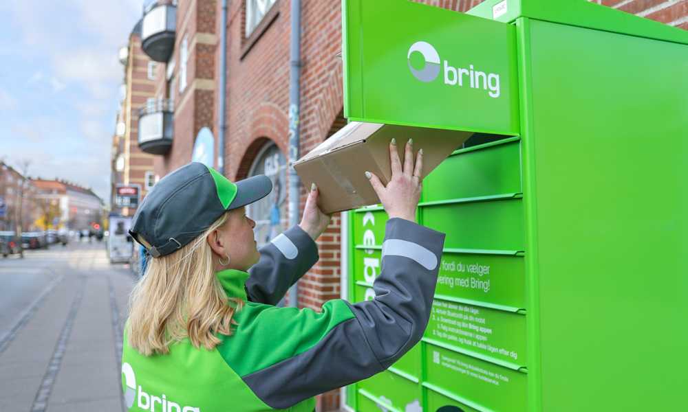 Bring-bud leverer pakke i pakkeboks